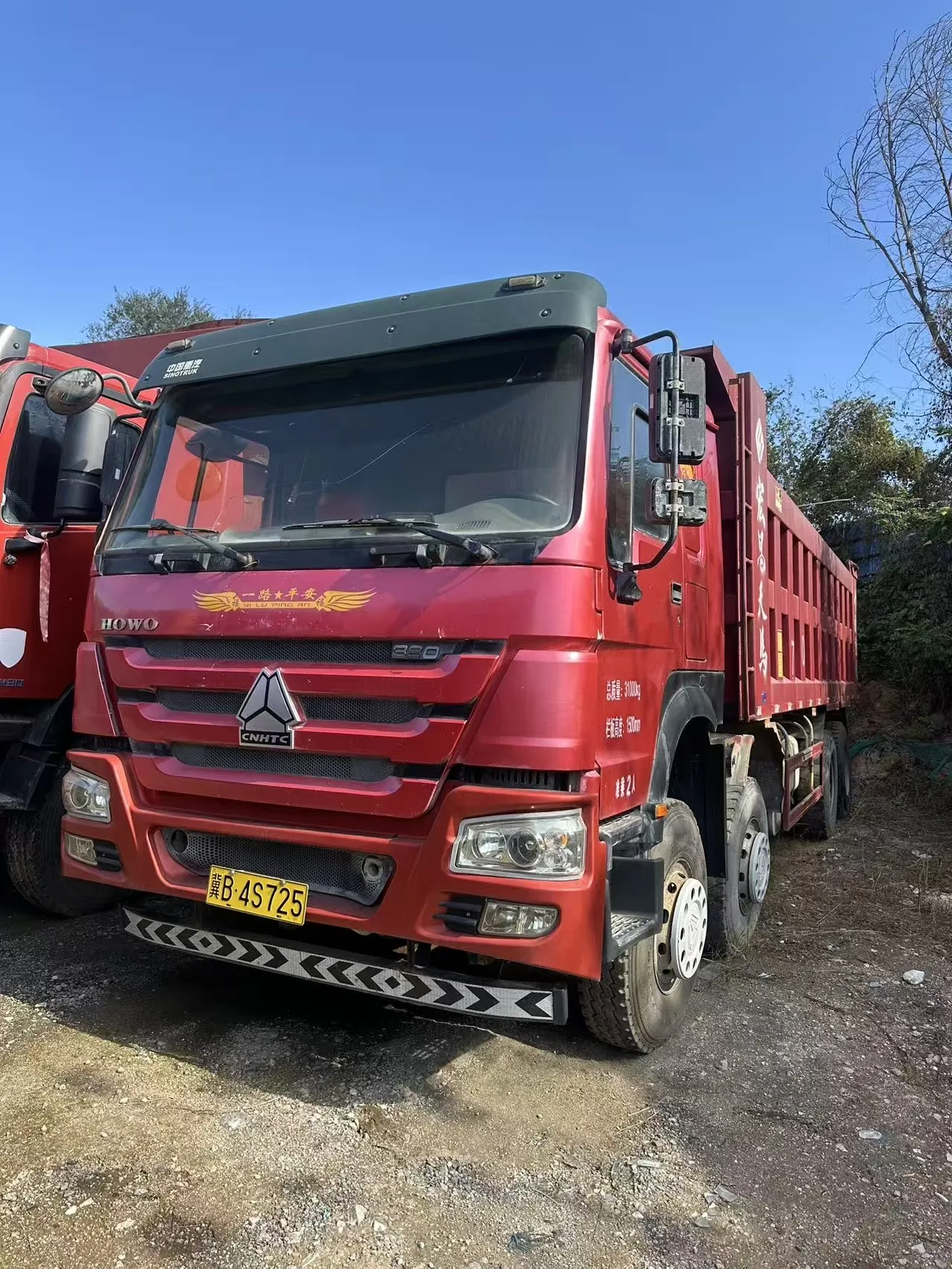 HOWO 8×4 dump truck front view with updated cab and grille design