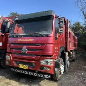 China-HOWO-heavy-truck-380-horsepower-8X4-dump-truck