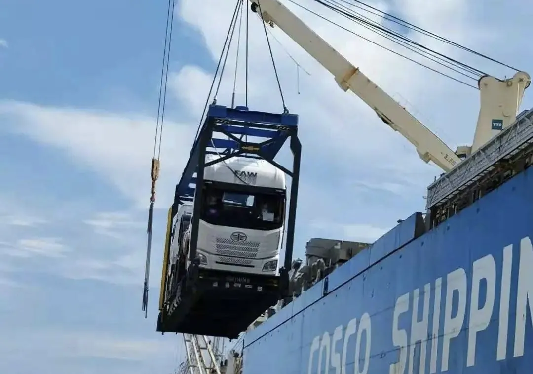The-truck-loaded-onto-the-ship-at-the-port