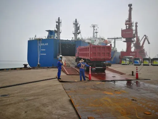 RORO ship loading used truck for export from China to Africa