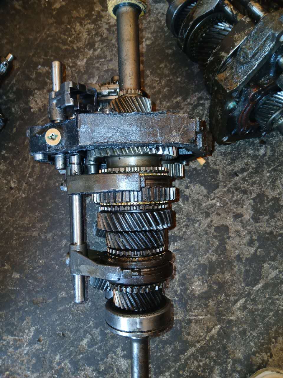 Isuzu pickup truck transmission — used genuine part from Chinese scrappage policy for African buyers