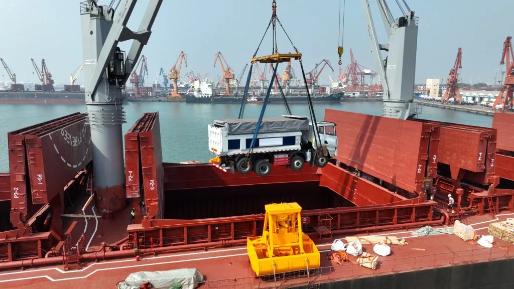 Used prime mover China shipment crane-loaded at Tianjin Port for export to Africa, 2026